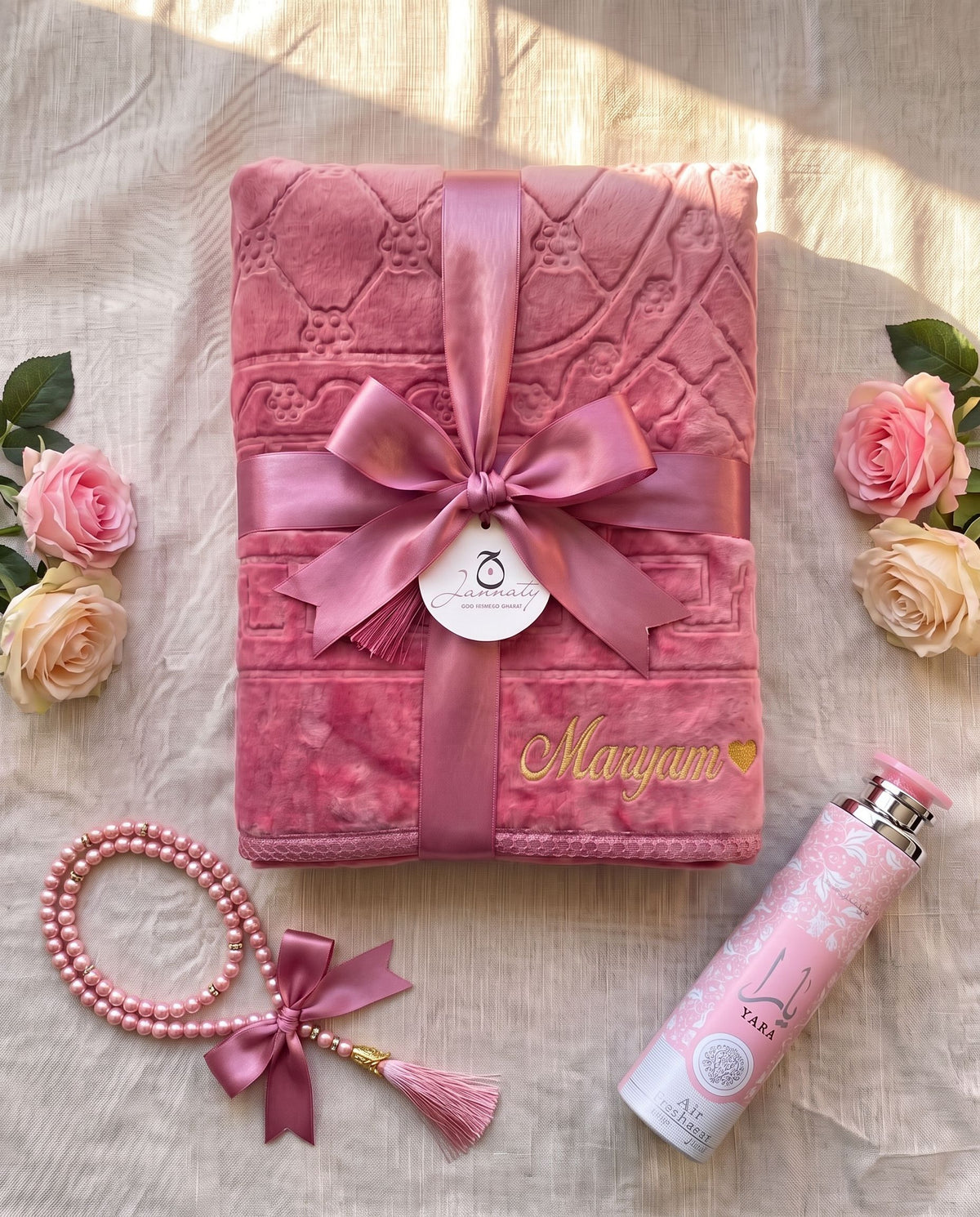 Jannaty Geschenkset: bestickter Gebetsteppich mit Namen, Tasbih mit Schleife und Raumspray