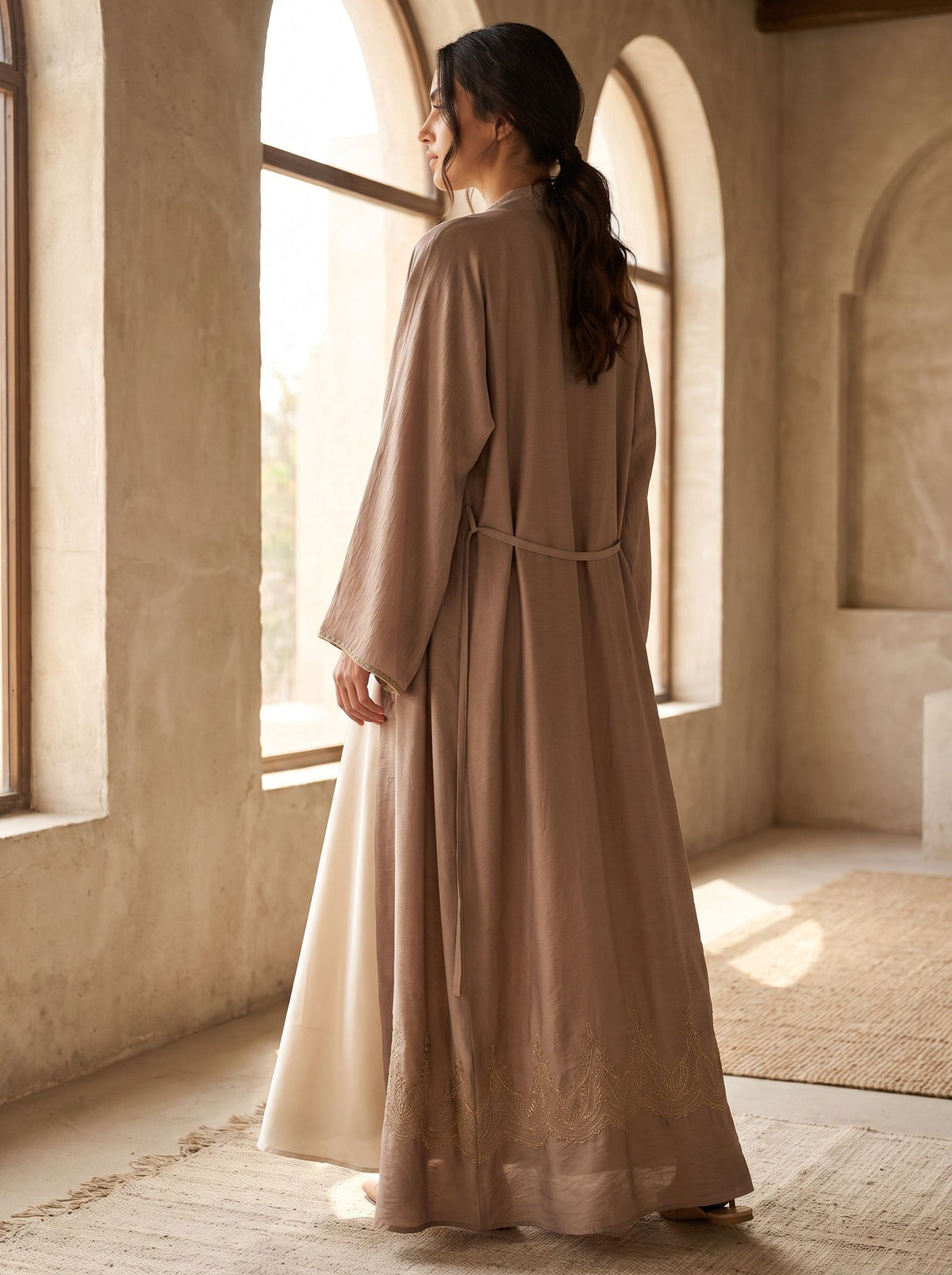 Abaya Élégance — Bestickter Saum